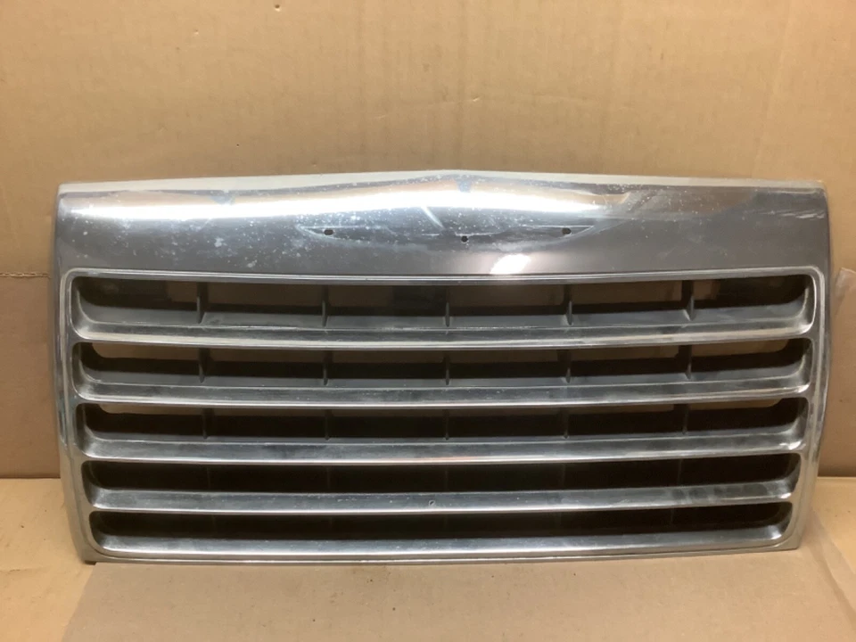 Ford Thunderbird 1985 1986 parrilla de fábrica de plástico cromado usada sin emblema Foto 1 de 2
