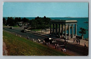 Postal de Plymouth Massachusetts MA Pórtico sobre Plymouth Rock Bay años 50 - Imagen 1 de 2