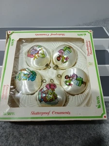 Holly Hobbie Unbreakable Satin Christmas Ornament 1960-70s BOXED SET SWAN PORTH - Picture 1 of 13