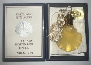 Estee Lauder. Conchiglia in lino bianco smerigliato (dal 1984 - fuori produzione) scatola aperta. - Foto 1 di 15