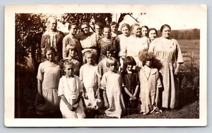 Fotografía encontrada foto vintage negro blanco grupo de jóvenes - Imagen 1 de 2