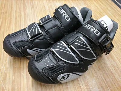 Zapatos de ciclismo para mujer Giro Manta negros/plateados, 2 pernos sin clip, EU 37.5, US 6.25 Foto 1 de 3