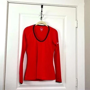 Camiseta deportiva NIKE roja mediana usada Dri-Fit mediana agujero para el pulgar - Imagen 1 de 7