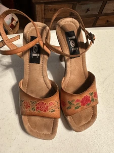 Sandali con tacco L.e.i vintage donna marroni floreali in pelle goffrata misura 7 - Foto 1 di 11