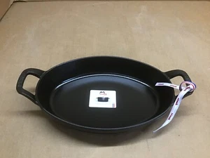 Plato para hornear ovalado de hierro fundido Staub de 11 pulgadas x 8 pulgadas - negro mate - Imagen 1 de 8