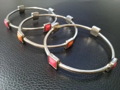 Brazaletes dorados con detalles cuadrados en rosa y naranja Foto 1 de 4