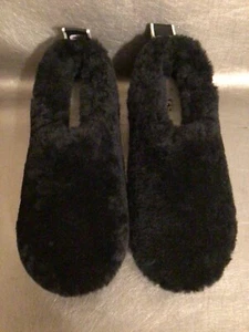 UGG Classic Cozy Bootie Slippers Black Sheepskin Size 8 NWOB 1131950 - Picture 1 of 9