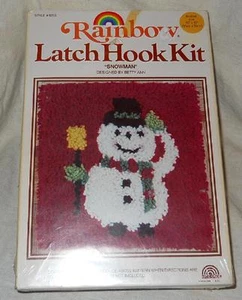 Rainbow Latch Hook Kit: Estilo #1053 MUÑECO DE NIEVE Diseñado por Betty Ann, 12 in x 12 - Imagen 1 de 9