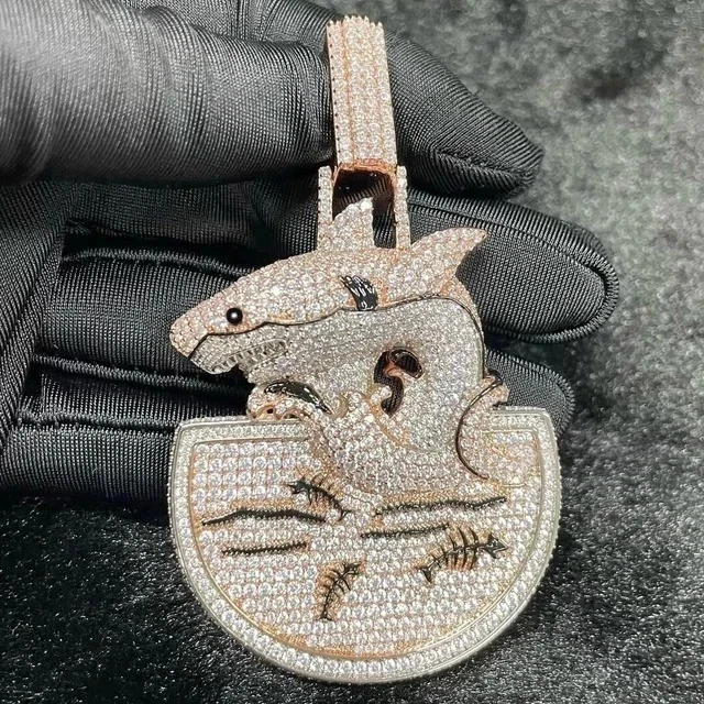 Colgante Moissanita Columpio Tiburón Corte Redondo 4Ct Esmalte Negro Chapado en Oro Amarillo 14K Foto 1 de 4