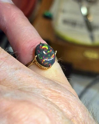 Alianza de boda de ópalo negro etíope natural de alta calidad y oro amarillo macizo de 14 k 17 Foto 1 de 4