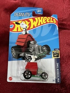 HOT WHEELS PEANUTS SNOOPY DOGHOUSE CAR HW SCREEN TIME SERIES #4/10 DIECAST NEW - Picture 1 of 6