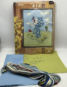Cassetta postale Paragon Creative Stitchery R.F.D vintage anni 70 fiori uccellino blu 0518 - Foto 1 di 8