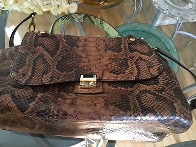 Bolso de tamaño completo de cuero con estampado de piel de serpiente Henri Bendel USADO UNA VEZ  Foto 1 de 4