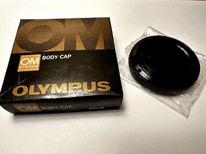 Original Olympus OM Black Kamera Body Cap im Originalkarton - Top Zustand. - Bild 1 von 4