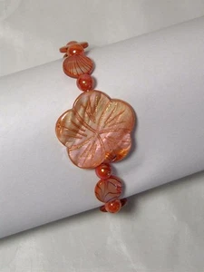 CYNTHIA LYNN "PFIRSICHBLÜTENBLÄTTER" KORALLE ORANGE MUSCHEL PERLEN BLUME STRETCH ARMBAND - Bild 1 von 1