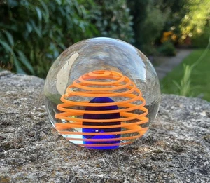 ***VINTAGE BRIEFBESCHWERER*PAPERWEIGHT*GLASKUGEL*SWIRL*SPIRALE*ORANGE*BLAU*** - Bild 1 von 9