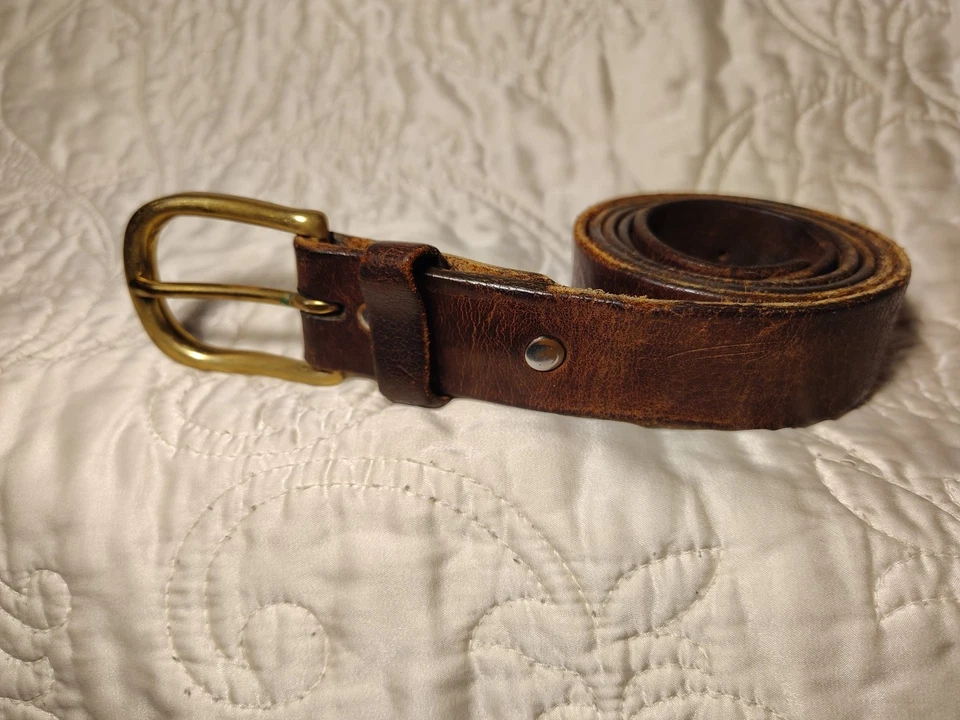 Antiguo cinturón de cuero golpeado con herrajes de color dorado 41 pulgadas Foto 1 de 1