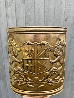 VINTAGE BRASS COAT OF ARMS HERALDIC REGAL LION COAL BUCKET SCUTTLE KINDLING BIN - Image 1 of 4