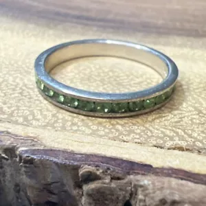 Vintage Sterling Silber 925 Kanal Set CZ grün Ring Bandgröße 7,75 vorsteckbar - Bild 1 von 7