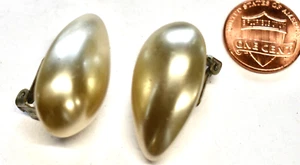 VINTAGE FAUX PEARL HUGE TEAR DROP EARRINGS * CLIP ON * SILVERY CREAM COLOR - Picture 1 of 3
