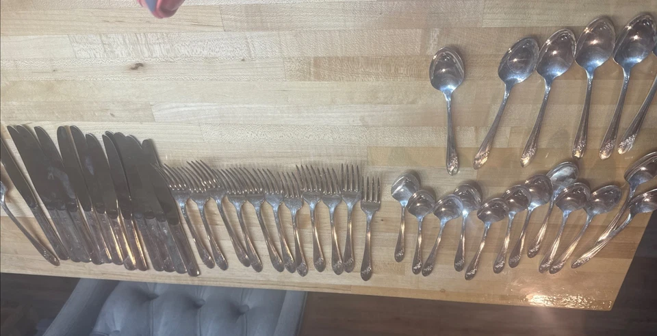 Винтажные посеребренные столовые приборы Oneida Community Queen Bess II Tudor 42 шт. - Изображение 1 из 4