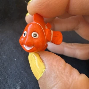 Nemo Orange Fish Disney Pixar Alla ricerca di Nemo 1”-1,5” Figura PVC Mini Giocattolo A9 - Foto 1 di 2