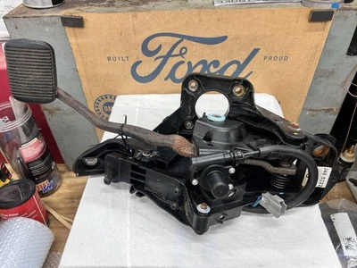 Montaje de pedal de freno ajustable Ford Explorer 2011-2015 con motor OEM Foto 1 de 4