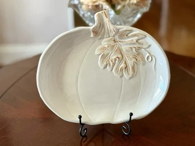 Nuevo Plato Calabaza, Cerámica, 10x7”, Primitives By Kathy, Blanco, Naranja Foto 1 de 4