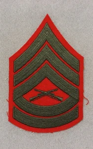 USMC Marine Chevron 628: Sargento de artillería (individual) - verde sobre fieltro rojo - Imagen 1 de 1