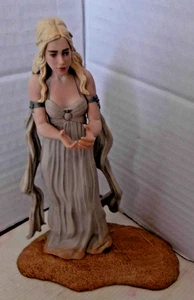 DARK HORSE DELUXE GAME OF THRONES DAENERYS TARGARYEN MOTHER OF DRAGONS P/FIGURE - Picture 1 of 3