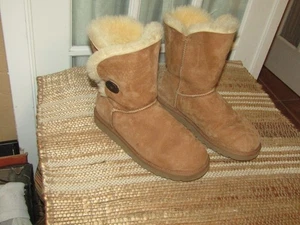 Stivali UGG Australia marroni scamosciati pelle di pecora classici corti bottoni donna 8 - Foto 1 di 9