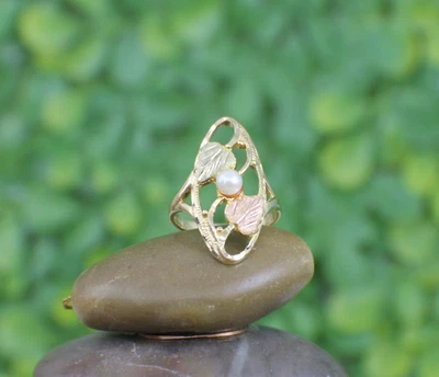 Anillo sólido de oro amarillo rosa y verde de 10K con detalle de hoja BHG perla talla 6 Foto 1 de 4