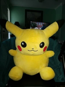 Pokemon Center GRANDE Peluche Imbottito Giocattolo Morbido Pikachu BELLO 16" - Foto 1 di 12