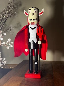 HALLOWEEN DRACULA NUSSKNACKER ~ 12" Holzdekoration ~ Neu * Vampir 2023 - Bild 1 von 14