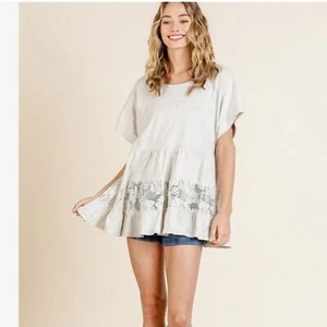 UMGEE Größe Medium HAFERFLOCKEN Kurzarm-Top mit RÜSCHENSAUM UND BLUMENSPITZE neu - Bild 1 von 5