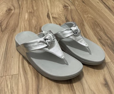 Босоножки FitFlop Lulu с подкладкой узел металлик кожа носок после носка серебристые размер США 9 - как есть - Изображение 1 из 4