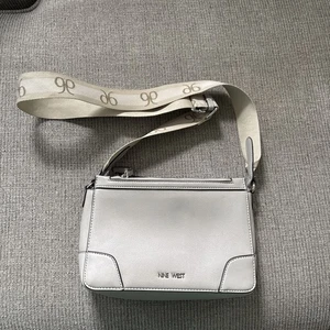Nine West Ellis Double Zip Crossbody grau Schulter Logo verstellbarer Riemen Handtasche NEU - Bild 1 von 9