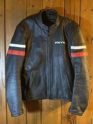 Chaqueta de motociclista de carreras RARA PURE Victory Motorcycles de cuero para hombre negra roja Foto 1 de 4