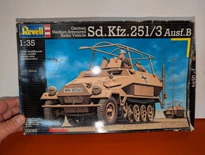 Revell Sd.Kfz.251/3 AUSF.B #03065, Maßstab 1:35, Deutsches Funkfahrzeug, geöffnete Box - Bild 1 von 7