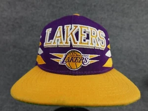 Gorra clásica de madera dura Mitchell & Ness de Los Angeles Lakers amarilla púrpura - Imagen 1 de 11