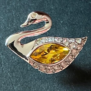 Prendedor Vintage Swarovski Cristal Citrino Cisne - Corte Marquesa Corbata Tac Tono Plata - Imagen 1 de 7