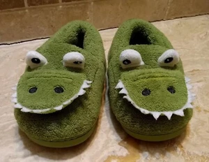 Kinder Kinder Krokodil Dinosaurier Hausschuhe Schuhe Größe 2 (6 Zoll) gebraucht - Bild 1 von 16