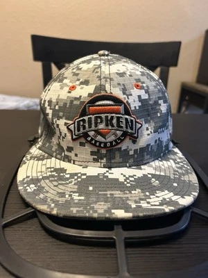 Gorra ajustada Ripken de béisbol Myrtle Beach Under Armour camuflaje digital para hombre pequeña Foto 1 de 4