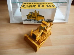 Conrad Caterpillar Cat D10 Bulldozer in Yellow on 1:50 in Box - Picture 1 of 3