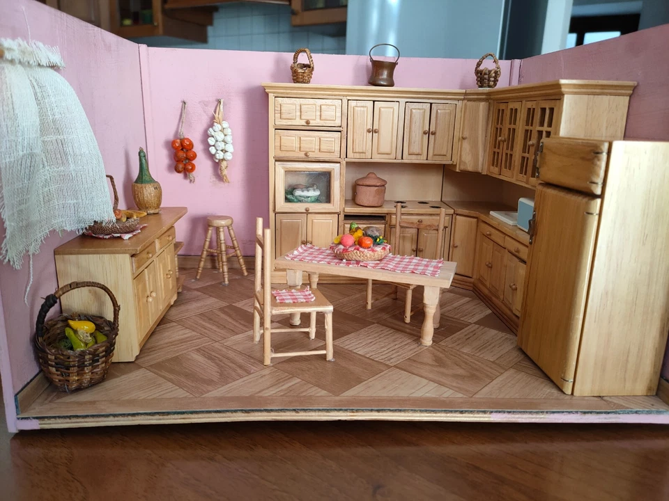 DOLLS HOUSE KITCHEN - CASA DELLE BAMBOLE AMBIENTE CUCINA FATTO A MANO - Immagine 1 di 4