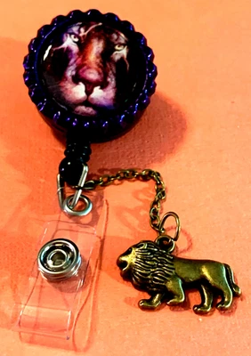 Porta Insignia Identificación Clip Caimán Retráctil Animal León Foto 1 de 4