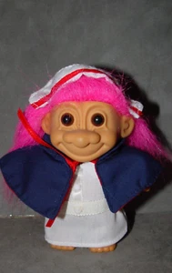 Bambola Troll 4 1/2" Russ Croce Rossa Infermiera Capelli Rosa - Foto 1 di 1