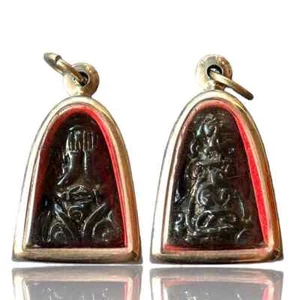 Phra Pidta Leklai Yant Yung Talismano Ciondolo Mantra Thai Buddha Amuleto - Foto 1 di 1