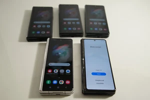 Samsung galaxy Z fold3 5G SM-F926U1 256GB Black Unlocked Bad Touch Main LCD - Picture 1 of 3