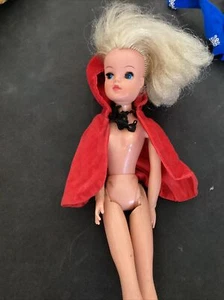 Vintage Sindy Red cloak - Picture 1 of 2